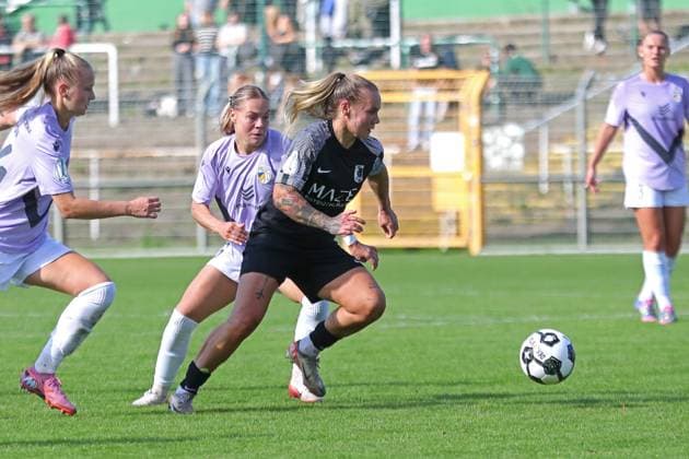 Fußball DFB-Pokal Frauen: BSG Chemie Leipzig vs. FC Carl Zeiss Jena; 28.09.2025 Marlene Haberecht (11, Chemie Leipzig) am Ball vor Nike Andersson (6, Carl Zeiss Jena). Fußball, DFB-Pokal Frauen, Saison 2025 2026, 1. Runde: BSG Chemie Leipzig vs. FC Carl Zeiss Jena am 28.09.2025 im Alfred-Kunze-Sportpark, Leipzig Leutzsch. Copyright: xBEAUTIFULxSPORTS JanxKaeferx