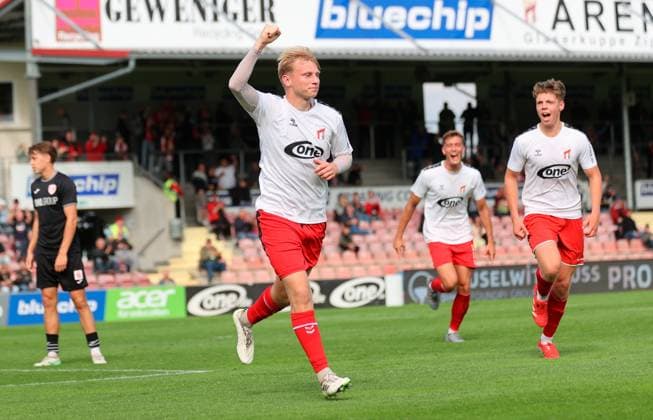 Männer Fußball Fussball Regionalliga Nord-Ost Saison 2025 26 10. Spieltag 28.09.2025 Bluechip Arena Meuselwitz Thüringen ZFC Meuselwitz - Greifswalder FC Felix Rehder jublt nach seinem Tor zum 1:0 für den ZFC Meuselwitz Thueringen Germany