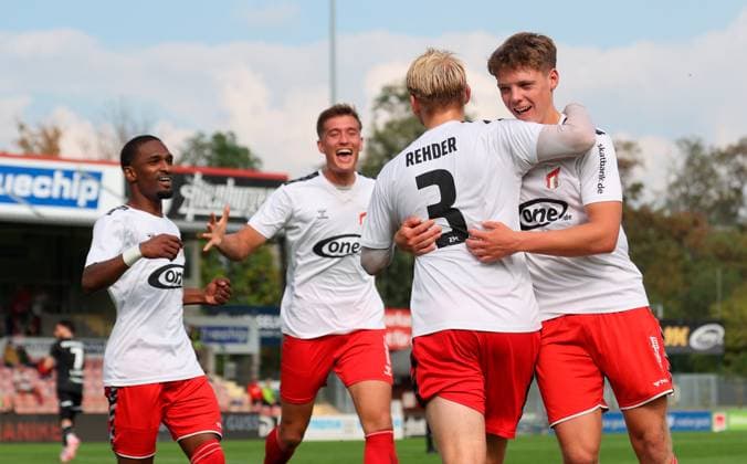 Männer Fußball Fussball Regionalliga Nord-Ost Saison 2025 26 10. Spieltag 28.09.2025 Bluechip Arena Meuselwitz Thüringen ZFC Meuselwitz - Greifswalder FC Felix Rehder jublt nach seinem Tor zum 1:0 für den ZFC zusammen mit Califo Baldel. Leon Schmökel s.v.l. und Theo Teßmer r. alle ZFC Meuselwitz Thueringen Germany