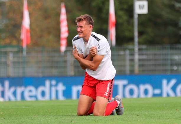 Männer Fußball Fussball Regionalliga Nord-Ost Saison 2025 26 10. Spieltag 28.09.2025 Bluechip Arena Meuselwitz Thüringen ZFC Meuselwitz - Greifswalder FC Leon Schmökel ZFC kniet auf dem Rasen und hält sich die Schultern Meuselwitz Thueringen Germany