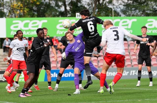 Männer Fußball Fussball Regionalliga Nord-Ost Saison 2025 26 10. Spieltag 28.09.2025 Bluechip Arena Meuselwitz Thüringen ZFC Meuselwitz - Greifswalder FC Felix Rehder ZFC 3 erzielt hier das 1:0 Meuselwitz Thueringen Germany