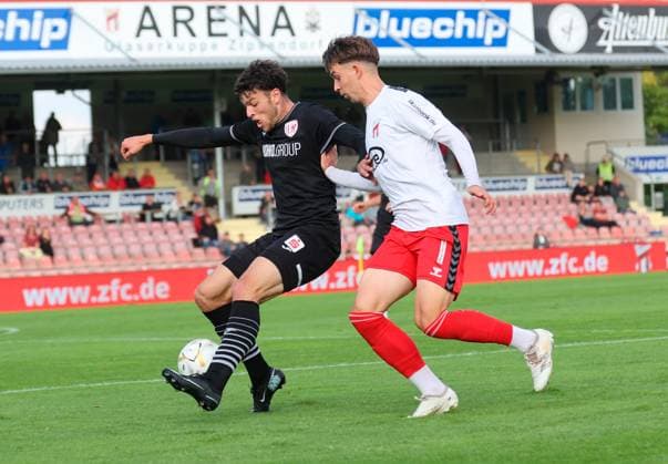 Männer Fußball Fussball Regionalliga Nord-Ost Saison 2025 26 10. Spieltag 28.09.2025 Bluechip Arena Meuselwitz Thüringen ZFC Meuselwitz - Greifswalder FC Christoph Pauling ZFC weiß rot - Jannis Farr Greifswald Meuselwitz Thueringen Germany