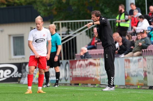 Männer Fußball Fussball Regionalliga Nord-Ost Saison 2025 26 10. Spieltag 28.09.2025 Bluechip Arena Meuselwitz Thüringen ZFC Meuselwitz - Greifswalder FC David Pfeil ZFC an der Außenline mit Trainer Georg-Martin Leopold Meuselwitz Thueringen Germany