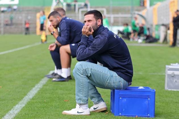 Fußball DFB-Pokal Frauen: BSG Chemie Leipzig vs. FC Carl Zeiss Jena; 28.09.2025 Trainer Florian Kästner (Carl Zeiss Jena). Fußball, DFB-Pokal Frauen, Saison 2025 2026, 1. Runde: BSG Chemie Leipzig vs. FC Carl Zeiss Jena am 28.09.2025 im Alfred-Kunze-Sportpark, Leipzig Leutzsch. Copyright: xBEAUTIFULxSPORTS JanxKaeferx