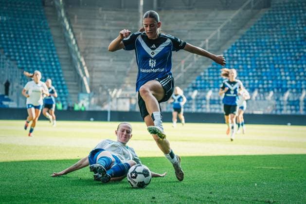 DFB-Pokal Frauen: 1. FC Magdeburg vs. Hamburger SV, 28.09.25 Leni Eggert (Hamburger SV, 29) springt über die Grätsche; DFB-Pokal Frauen 2025 2026, 1. Runde: 1. FC Madgeburg vs. Hamburger SV am 28.09.2025 in der Avnet Arena, Magdeburg DFB DFL REGULATIONS PROHIBIT ANY USE OF PHOTOGRAPHS AS IMAGE SEQUENCES AND OR QUASI-VIDEO. Copyright: xBEAUTIFULxSPORTS Tonhäuserx