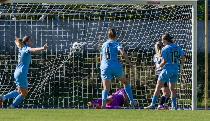 Fußball, Frauen, Saison 2025 2026, DFB-Pokal (1. Runde), FC Viktoria 89 Berlin - Eintracht Frankfurt, Pia Metzker (r., FC Viktoria 1889 Berlin) erzielt das Tor zum 1:2, 28.09. 2025, Copyright: xMatthiasxKochx