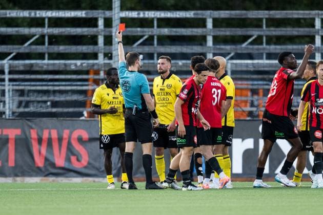 250928 Mjällbys Uba Charles Nwokoma tilldelas rött kort under fotbollsmatchen i Allsvenskan mellan Brommapojkarna och Mjällby den 28 september 2025 i Stockholm. Copyright: EMMAxWALLSKOG BB250928EW042