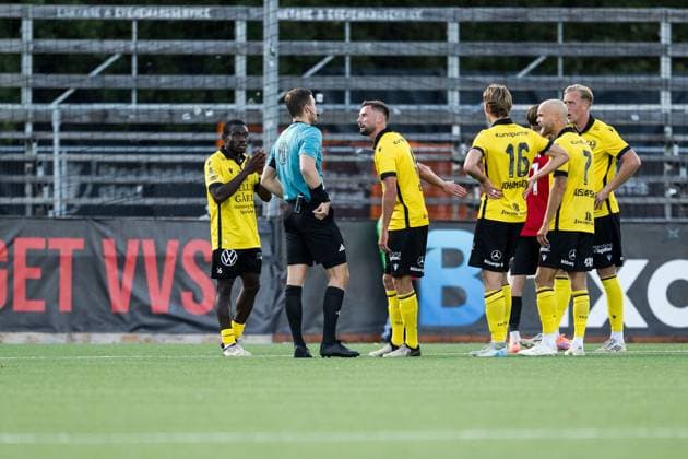 250928 Mjällbys Uba Charles Nwokoma och Axel NorÃ n i samtal med domaren under fotbollsmatchen i Allsvenskan mellan Brommapojkarna och Mjällby den 28 september 2025 i Stockholm. Copyright: EMMAxWALLSKOG BB250928EW044