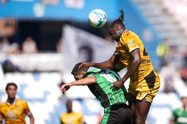 SassuoloÕs Domenico Berardi fights for the ball with Udinese s Oumar Solet during the Serie A soccer match between Sassuolo and Udinese at the Mapei Stadium Cittˆ del Tricolore in Reggio Emilia, north Italy - Sunday, September 28, 2025 - - Soccer -  Copyright: xMassimoxPaolone LaPressex
