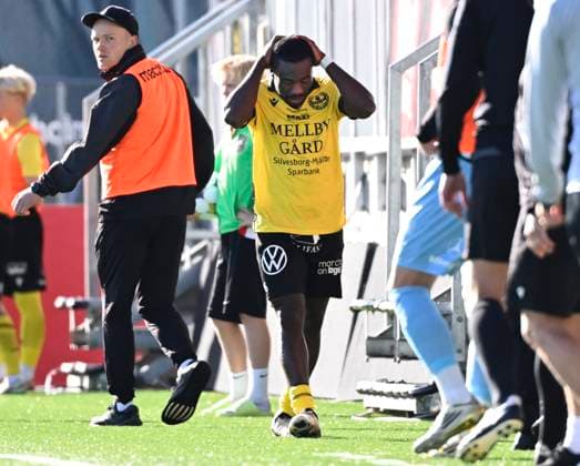STOCKHOLM 20250928 Mjällbys Uba Charles Nwokoma far rött kort utvisning och gar av plan under söndagens fotbollsmatch i allsvenskan mellan IF Brommapojkarna och Mjällby AIF pa Grimsta IP. STOCKHOLM Sverige x10070x Copyright: xJessicaxGow TTx ALLSVENSKAN BROMMAPOJKARNA-MJÄLLBY