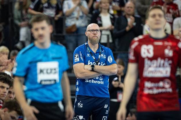 DAIKIN HBL: SG Flensburg-Handewitt vs FRISCH AUF! Göppingen; 28.09.25 Ales Pajovic Trainer (Trainer, SG Flensburg-Handewitt) DAIKIN HBL: SG Flensburg-Handewitt vs FRISCH AUF! Göppingen, GP JOULE Arena am 28.09.25 Copyright: xBEAUTIFULxSPORTS MarioxM.xKobergx
