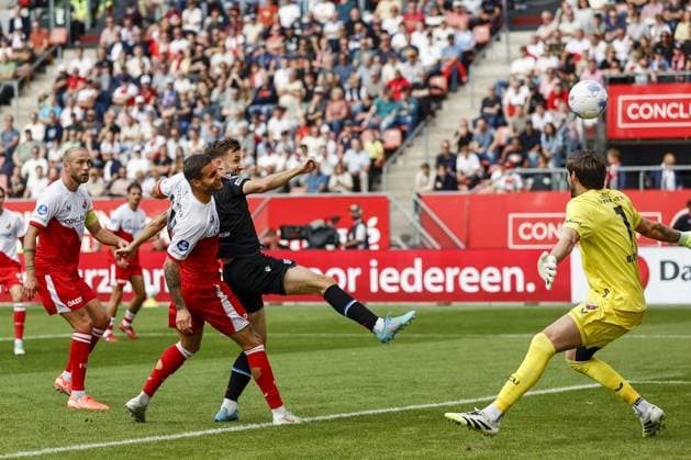UTRECHT - (L-R) Mike Eerdhuijzen of FC Utrecht, Dylan Vente of SC Heerenveen scores the 1-1, FC Utrecht goalkeeper Vasilis Barkas during the Dutch Eredivisie match between FC Utrecht and SC Heerenveen at the Galgenwaard Stadium on September 28, 2025, in Utrecht, Netherlands. ANP MAURICE VAN STEEN Eredivisie 2025 26 xVIxANPxSportx xxANPxIVx 537732140 originalFilename: 537732140.jpg
