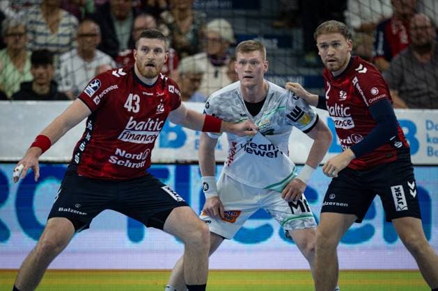DAIKIN HBL: SG Flensburg-Handewitt vs FRISCH AUF! Göppingen; 28.09.25 Kampf am Kreis Blaz Blagotinsek (Nr.43, SG Flensburg-Handewitt), Ymir Örn Gislason (Nr.33, Frisch auf Göppingen), Simon Pytlick (Nr.02, SG Flensburg-Handewitt) DAIKIN HBL: SG Flensburg-Handewitt vs FRISCH AUF! Göppingen, GP JOULE Arena am 28.09.25 Copyright: xBEAUTIFULxSPORTS MarioxM.xKobergx