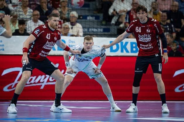 DAIKIN HBL: SG Flensburg-Handewitt vs FRISCH AUF! Göppingen; 28.09.25 Kampf am Kreis Blaz Blagotinsek (Nr.43, SG Flensburg-Handewitt), Ymir Örn Gislason (Nr.33, Frisch auf Göppingen), Lasse Kjaer Møller (Nr.64, SG Flensburg-Handewitt) DAIKIN HBL: SG Flensburg-Handewitt vs FRISCH AUF! Göppingen, GP JOULE Arena am 28.09.25 Copyright: xBEAUTIFULxSPORTS MarioxM.xKobergx