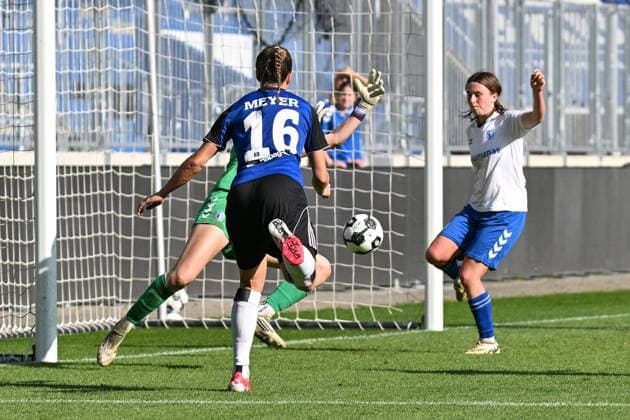 Fußball I Frauen I Saison 2025-2026 I DFB-Pokal I 1. FC Magdeburg - Hamburger SV I 28.09.2025 Tor Christin Martina Ingrid Meyer (16, Hamburger SV) ins lange Eck, Yona Schulz (15, 1. FC Magdeburg) (r.) kann das Tor nicht verhindern Magdeburg Avnet Arena (Heinz-Krügel-Platz 1) Sachsen-Anhalt Deutschland Copyright: xLobeca InesxHähnelx