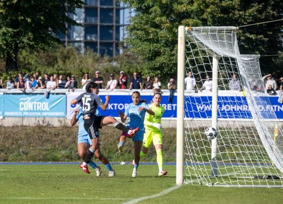 Fußball, Frauen, Saison 2025 2026, DFB-Pokal (1. Runde), FC Viktoria 89 Berlin - Eintracht Frankfurt, v. l. Remina Chiba (Eintracht Frankfurt) erzielt das Tor zum 1:2 gegen Torfrau Michele Tschudin (FC Viktoria 1889 Berlin), 28.09. 2025, Copyright: xMatthiasxKochx