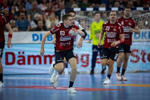 DAIKIN HBL: SG Flensburg-Handewitt vs FRISCH AUF! Göppingen; 28.09.25 Domen Novak (Nr.63, SG Flensburg-Handewitt) im Angriff DAIKIN HBL: SG Flensburg-Handewitt vs FRISCH AUF! Göppingen, GP JOULE Arena am 28.09.25 Copyright: xBEAUTIFULxSPORTS MarioxM.xKobergx