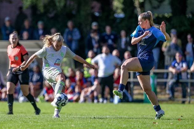 v.li.: Ricarda Walkling (SV Werder Bremen, 13) und Jara Schofeld (SC Victoria Hamburg, 18) im Zweikampf, Duell, Dynamik, Aktion, Action, Spielszene, DIE DFB-RICHTLINIEN UNTERSAGEN JEGLICHE NUTZUNG VON FOTOS ALS SEQUENZBILDER UND ODER VIDEOÄHNLICHE FOTOSTRECKEN. DFB REGULATIONS PROHIBIT ANY USE OF PHOTOGRAPHS AS IMAGE SEQUENCES AND OR QUASI-VIDEO., 28.09.2025, Hamburg (Deutschland), Fussball, DFB-Pokal Frauen, SC Victoria Hamburg - SV Werder Bremen