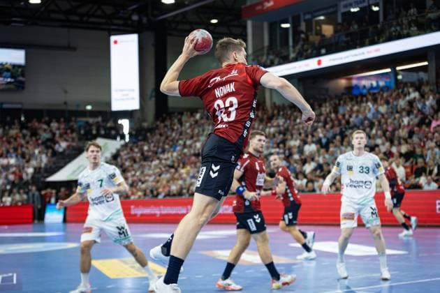 DAIKIN HBL: SG Flensburg-Handewitt vs FRISCH AUF! Göppingen; 28.09.25 Domen Novak (Nr.63, SG Flensburg-Handewitt) im Angriff DAIKIN HBL: SG Flensburg-Handewitt vs FRISCH AUF! Göppingen, GP JOULE Arena am 28.09.25 Copyright: xBEAUTIFULxSPORTS MarioxM.xKobergx