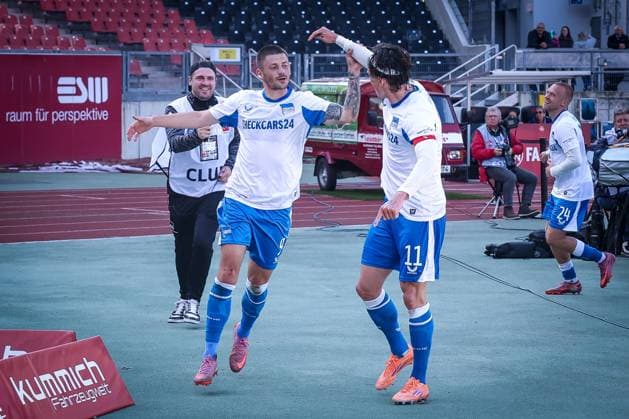 Dawid Kownacki 9 (Hertha BSC Berlin), llinks, und Fabian Reese 11 (Hertha BSC Berlin) jubeln ueber das 0:3, 1. FC Nuernberg vs. Hertha BSC Berlin, DFL, 2. Bundesliga, Saison 2025 2026, Max-Morlock-Stadion, Hinrunde, 7. Spieltag, 28.09.2025 DFB regulations prohibit any use of photographs as image sequences and or quasi-video Nuernberg Bayern Deutschland