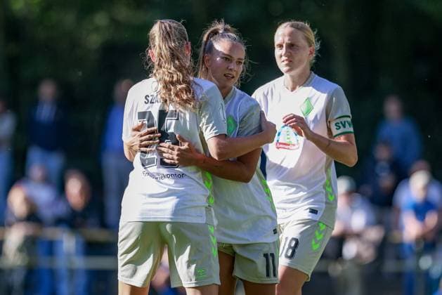 v.li.: Lina Szaraz (SV Werder Bremen, 25), Maja Sternad (SV Werder Bremen, 11) und Lina Hausicke (SV Werder Bremen, 18) mit Torjubel, Jubel, jubeln, jubelt, optimistisch, Spielszene, Highlight, Freude über das Tor zum 0:2, DIE DFB-RICHTLINIEN UNTERSAGEN JEGLICHE NUTZUNG VON FOTOS ALS SEQUENZBILDER UND ODER VIDEOÄHNLICHE FOTOSTRECKEN. DFB REGULATIONS PROHIBIT ANY USE OF PHOTOGRAPHS AS IMAGE SEQUENCES AND OR QUASI-VIDEO., 28.09.2025, Hamburg (Deutschland), Fussball, DFB-Pokal Frauen, SC Victoria Hamburg - SV Werder Bremen