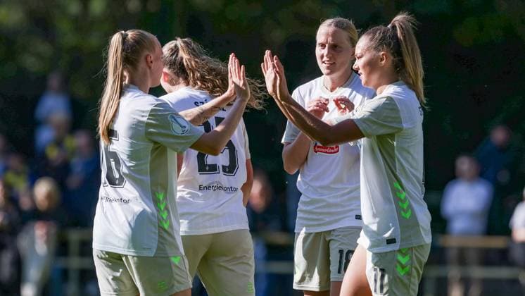 Spielerinnen des SV Werder Bremen mit Torjubel, Jubel, jubeln, jubelt, optimistisch, Spielszene, Highlight, Freude über das Tor zum 0:2, DIE DFB-RICHTLINIEN UNTERSAGEN JEGLICHE NUTZUNG VON FOTOS ALS SEQUENZBILDER UND ODER VIDEOÄHNLICHE FOTOSTRECKEN. DFB REGULATIONS PROHIBIT ANY USE OF PHOTOGRAPHS AS IMAGE SEQUENCES AND OR QUASI-VIDEO., 28.09.2025, Hamburg (Deutschland), Fussball, DFB-Pokal Frauen, SC Victoria Hamburg - SV Werder Bremen