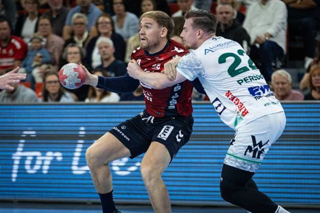 DAIKIN HBL: SG Flensburg-Handewitt vs FRISCH AUF! Göppingen; 28.09.25 Simon Pytlick (Nr.02, SG Flensburg-Handewitt) gegen Erik Persson (Nr.22, Frisch auf Göppingen) DAIKIN HBL: SG Flensburg-Handewitt vs FRISCH AUF! Göppingen, GP JOULE Arena am 28.09.25 Copyright: xBEAUTIFULxSPORTS MarioxM.xKobergx