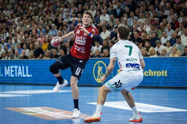 DAIKIN HBL: SG Flensburg-Handewitt vs FRISCH AUF! Göppingen; 28.09.25 Lasse Kjaer Møller (Nr.64, SG Flensburg-Handewitt) gegen Victor Klöve (Nr.07, Frisch auf Göppingen) DAIKIN HBL: SG Flensburg-Handewitt vs FRISCH AUF! Göppingen, GP JOULE Arena am 28.09.25 Copyright: xBEAUTIFULxSPORTS MarioxM.xKobergx