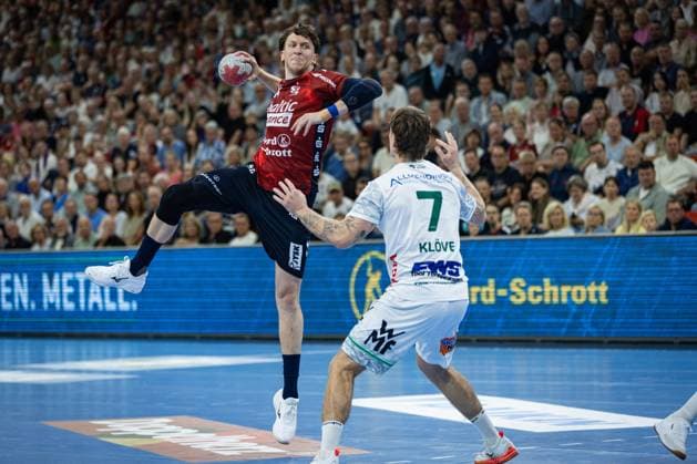 DAIKIN HBL: SG Flensburg-Handewitt vs FRISCH AUF! Göppingen; 28.09.25 Lasse Kjaer Møller (Nr.64, SG Flensburg-Handewitt) gegen Victor Klöve (Nr.07, Frisch auf Göppingen) DAIKIN HBL: SG Flensburg-Handewitt vs FRISCH AUF! Göppingen, GP JOULE Arena am 28.09.25 Copyright: xBEAUTIFULxSPORTS MarioxM.xKobergx