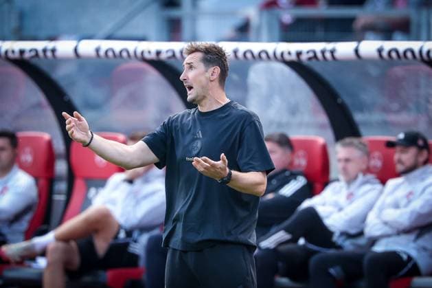 Chef-Trainer Miroslave Klose (1. FC Nuernberg) gestikuliert energisch, gibt Anweisungen an die Mannschaft, 1. FC Nuernberg vs. Hertha BSC Berlin, DFL, 2. Bundesliga, Saison 2025 2026, Max-Morlock-Stadion, Hinrunde, 7. Spieltag, 28.09.2025 DFB regulations prohibit any use of photographs as image sequences and or quasi-video Nuernberg Bayern Deutschland