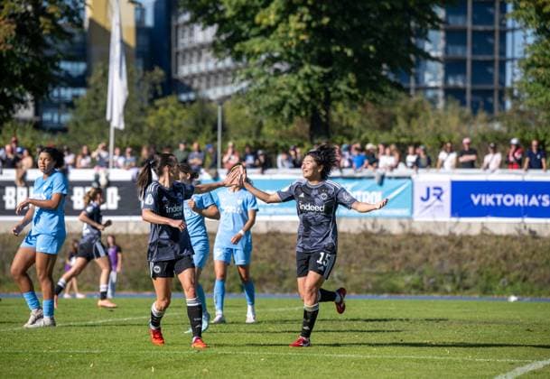 Fußball, Frauen, Saison 2025 2026, DFB-Pokal (1. Runde), FC Viktoria 89 Berlin - Eintracht Frankfurt, v. l. Hayley Raso (Eintracht Frankfurt), Remina Chiba (Eintracht Frankfurt), Jubel nach Tor zum 1:2, 28.09. 2025, Copyright: xMatthiasxKochx
