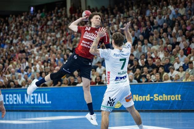 DAIKIN HBL: SG Flensburg-Handewitt vs FRISCH AUF! Göppingen; 28.09.25 Lasse Kjaer Møller (Nr.64, SG Flensburg-Handewitt) gegen Victor Klöve (Nr.07, Frisch auf Göppingen) DAIKIN HBL: SG Flensburg-Handewitt vs FRISCH AUF! Göppingen, GP JOULE Arena am 28.09.25 Copyright: xBEAUTIFULxSPORTS MarioxM.xKobergx