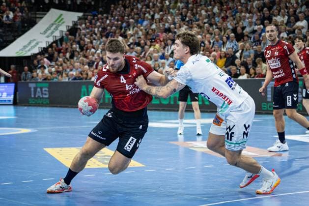 DAIKIN HBL: SG Flensburg-Handewitt vs FRISCH AUF! Göppingen; 28.09.25 Johannes Golla (Nr.04, SG Flensburg-Handewitt) im Angriff DAIKIN HBL: SG Flensburg-Handewitt vs FRISCH AUF! Göppingen, GP JOULE Arena am 28.09.25 Copyright: xBEAUTIFULxSPORTS MarioxM.xKobergx