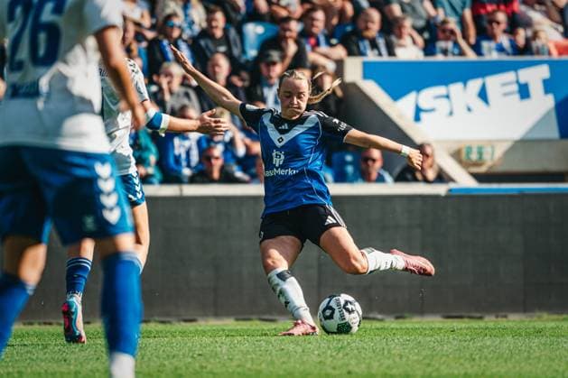 DFB-Pokal Frauen: 1. FC Magdeburg vs. Hamburger SV, 28.09.25 Mia Büchele (Hamburger SV, 17) schießt; DFB-Pokal Frauen 2025 2026, 1. Runde: 1. FC Madgeburg vs. Hamburger SV am 28.09.2025 in der Avnet Arena, Magdeburg DFB DFL REGULATIONS PROHIBIT ANY USE OF PHOTOGRAPHS AS IMAGE SEQUENCES AND OR QUASI-VIDEO. Copyright: xBEAUTIFULxSPORTS Tonhäuserx