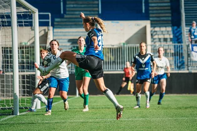 DFB-Pokal Frauen: 1. FC Magdeburg vs. Hamburger SV, 28.09.25 Nina Räcke (Hamburger SV, 39) schießt aufs Tor; DFB-Pokal Frauen 2025 2026, 1. Runde: 1. FC Madgeburg vs. Hamburger SV am 28.09.2025 in der Avnet Arena, Magdeburg DFB DFL REGULATIONS PROHIBIT ANY USE OF PHOTOGRAPHS AS IMAGE SEQUENCES AND OR QUASI-VIDEO. Copyright: xBEAUTIFULxSPORTS Tonhäuserx