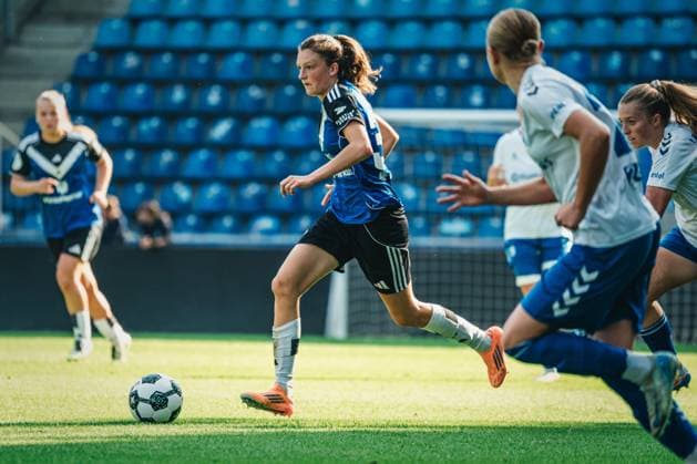 DFB-Pokal Frauen: 1. FC Magdeburg vs. Hamburger SV, 28.09.25 Lotta Wrede (Hamburger SV, 32) am Ball; DFB-Pokal Frauen 2025 2026, 1. Runde: 1. FC Madgeburg vs. Hamburger SV am 28.09.2025 in der Avnet Arena, Magdeburg DFB DFL REGULATIONS PROHIBIT ANY USE OF PHOTOGRAPHS AS IMAGE SEQUENCES AND OR QUASI-VIDEO. Copyright: xBEAUTIFULxSPORTS Tonhäuserx