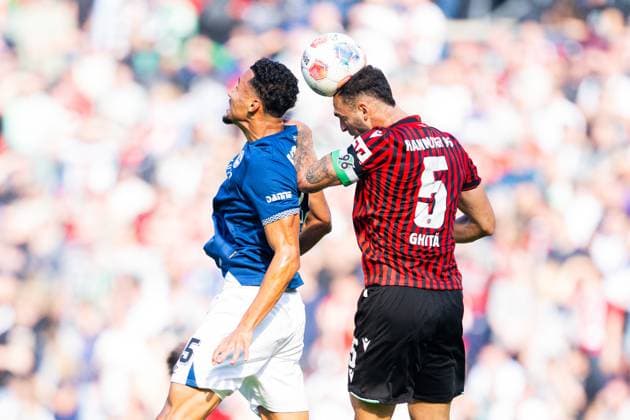 28.09.2025 - Fußball, 2025 2026, 2. Bundesliga, 7. Spieltag, Hannover 96 - DSC Arminia Bielefeld: (L-R) Vincent Ocansey (Bielefeld), Virgil GhiÈ›a (Hannover) DFL REGULATIONS PROHIBIT ANY USE OF PHOTOGRAPHS AS IMAGE SEQUENCES AND OR QUASI-VIDEO.