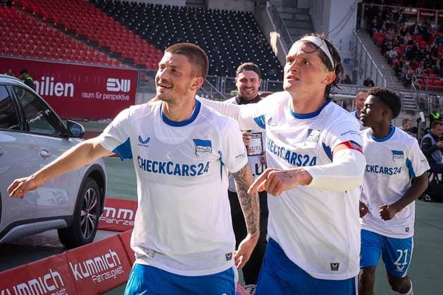 Dawid Kownacki 9 (Hertha BSC Berlin), links, und Fabian Reese 11 (Hertha BSC Berlin) jubeln ueber das 0:3, mit Boris Mamuzah Lum 21 (Hertha BSC Berlin), 1. FC Nuernberg vs. Hertha BSC Berlin, DFL, 2. Bundesliga, Saison 2025 2026, Max-Morlock-Stadion, Hinrunde, 7. Spieltag, 28.09.2025 DFB regulations prohibit any use of photographs as image sequences and or quasi-video Nuernberg Bayern Deutschland