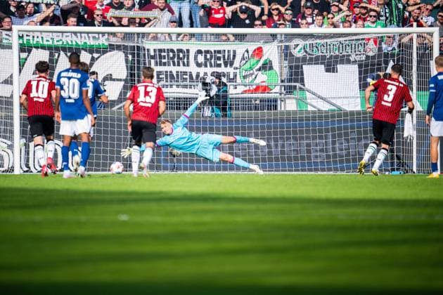 28.09.2025 - Fußball, 2025 2026, 2. Bundesliga, 7. Spieltag, Hannover 96 - DSC Arminia Bielefeld: Boris Tomiak (Hannover) macht das Tor zum 3:1 vor Jonas Kersken (Bielefeld) DFL REGULATIONS PROHIBIT ANY USE OF PHOTOGRAPHS AS IMAGE SEQUENCES AND OR QUASI-VIDEO.