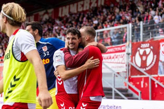 28.09.2025, Fussball, GER, Saison, 3.Liga, Saision 2025 2026, 8. Spieltag, SSV Jahn Regensburg - SC Verl Jubel nach dem 1:0 durch Robin Ziegele (SSV Jahn Regensburg) DFL REGULATIONS PROHIBIT ANY USE OF PHOTOGRAPHS AS IMAGE SEQUENCES AND OR QUASI-VIDEO.