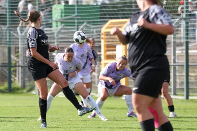 Fußball DFB-Pokal Frauen: BSG Chemie Leipzig vs. FC Carl Zeiss Jena; 28.09.2025 Elena Mühlemann (30, Carl Zeiss Jena) erzielt per Kopf das Tor zum 0:4. Fußball, DFB-Pokal Frauen, Saison 2025 2026, 1. Runde: BSG Chemie Leipzig vs. FC Carl Zeiss Jena am 28.09.2025 im Alfred-Kunze-Sportpark, Leipzig Leutzsch. Copyright: xBEAUTIFULxSPORTS JanxKaeferx