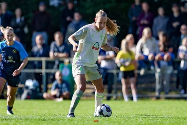 Emöke Papai (SV Werder Bremen, 16) am Ball, Einzelbild, Ganzkörper, Aktion, Action, Spielszene, DIE DFB-RICHTLINIEN UNTERSAGEN JEGLICHE NUTZUNG VON FOTOS ALS SEQUENZBILDER UND ODER VIDEOÄHNLICHE FOTOSTRECKEN. DFB REGULATIONS PROHIBIT ANY USE OF PHOTOGRAPHS AS IMAGE SEQUENCES AND OR QUASI-VIDEO., 28.09.2025, Hamburg (Deutschland), Fussball, DFB-Pokal Frauen, SC Victoria Hamburg - SV Werder Bremen