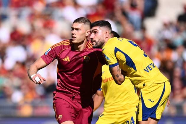 Artem Dovbyk of A.S. Roma and Unai Nunez of Hellas Verona F.C. are in action during the 5th day of the Serie A Championship between A.S. Roma and Hella Verona F.C. at the Olympic Stadium on September 28, 2025 in Rome, Italy.  Copyright: xDomenicoxCippitelli IPAxSportx xipa-agency.netx xx IPA_65870305 IPA_Agency_IPA65870305