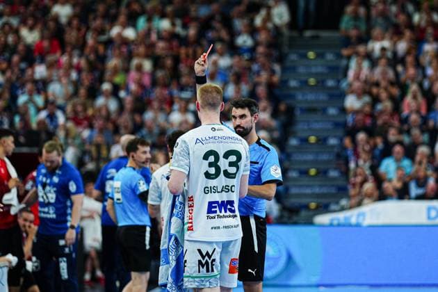 Rote Karte Platzverweis Ymir Oern Gislason (Frisch Auf Goeppingen, 33) nach Foul an Simon Pytlick (SG Flensburg-Handewitt, 02) GER, SG Flensburg-Handewitt vs. Frisch Auf Goeppingen, Handball, Bundesliga, Spieltag 6, Saison 2026 2026, 28.09.2025 GER, SG Flensburg-Handewitt vs. Frisch Auf Goeppingen, Handball, Bundesliga, Spieltag 6, Saison 2026 2026, 28.09.2025 Flensburg Copyright: xEibner-Pressefoto MarcelxvonxFehrnx EP_MFN