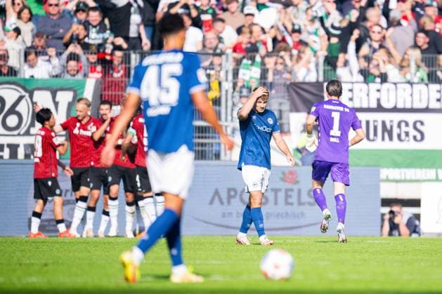 28.09.2025 - Fußball, 2025 2026, 2. Bundesliga, 7. Spieltag, Hannover 96 - DSC Arminia Bielefeld: (L-R) Vincent Ocansey (Bielefeld), Felix Hagmann (Bielefeld) DFL REGULATIONS PROHIBIT ANY USE OF PHOTOGRAPHS AS IMAGE SEQUENCES AND OR QUASI-VIDEO.