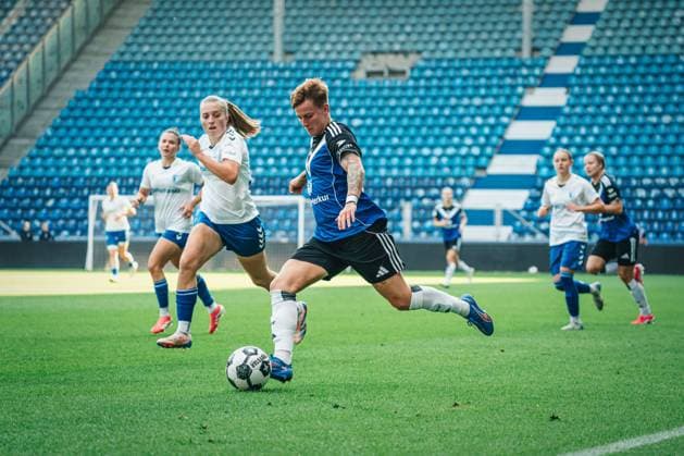 DFB-Pokal Frauen: 1. FC Magdeburg vs. Hamburger SV, 28.09.25 Jobina Lahr (Hamburger SV, 31) flankt; DFB-Pokal Frauen 2025 2026, 1. Runde: 1. FC Madgeburg vs. Hamburger SV am 28.09.2025 in der Avnet Arena, Magdeburg DFB DFL REGULATIONS PROHIBIT ANY USE OF PHOTOGRAPHS AS IMAGE SEQUENCES AND OR QUASI-VIDEO. Copyright: xBEAUTIFULxSPORTS Tonhäuserx