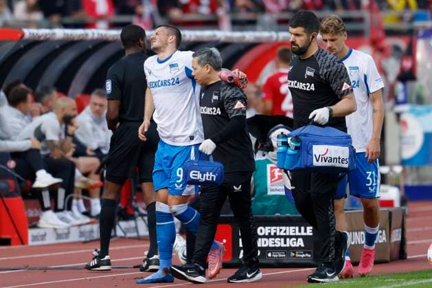 Dawid Kownacki (Hertha BSC, 9) wird verletzt, verletzung, injury, vom Platz gebracht. 28.09.2025, Fussball, 2. Bundesliga, 1. FC Nuernberg - Hertha BSC, DEU, Nürnberg, Max-Morlock-Stadion, DFL REGULATIONS PROHIBIT ANY USE OF PHOTOGRAPHS AS IMAGE SEQUENCES AND OR QUASI-VIDEO.