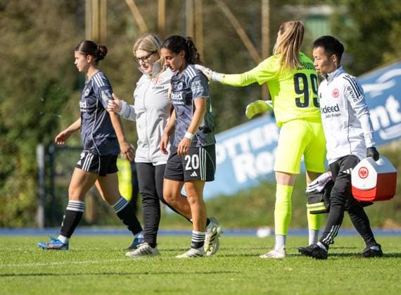 Fußball, Frauen, Saison 2025 2026, DFB-Pokal (1. Runde), FC Viktoria 89 Berlin - Eintracht Frankfurt, v. l. Ilayda Acikgöz (20, Eintracht Frankfurt) schied verletzt aus, Torfrau Michele Tschudin (FC Viktoria 1889 Berlin) entschuldigt sich, 28.09. 2025, Copyright: xMatthiasxKochx