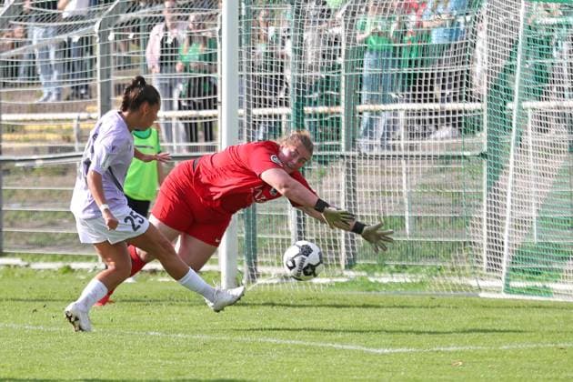Fußball DFB-Pokal Frauen: BSG Chemie Leipzig vs. FC Carl Zeiss Jena; 28.09.2025 Noemi Gentile (25, Carl Zeiss Jena) erzielt gegen Torwart Lina Bredereck (25, Chemie Leipzig) das Tor zum 0:5. Fußball, DFB-Pokal Frauen, Saison 2025 2026, 1. Runde: BSG Chemie Leipzig vs. FC Carl Zeiss Jena am 28.09.2025 im Alfred-Kunze-Sportpark, Leipzig Leutzsch. Copyright: xBEAUTIFULxSPORTS JanxKaeferx