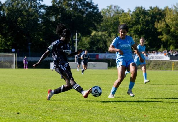 Fußball, Frauen, Saison 2025 2026, DFB-Pokal (1. Runde), FC Viktoria 89 Berlin - Eintracht Frankfurt, v. l. Nicole Anyomi (Eintracht Frankfurt), Victoria Ezebinyuo (FC Viktoria 1889 Berlin), 28.09. 2025, Copyright: xMatthiasxKochx